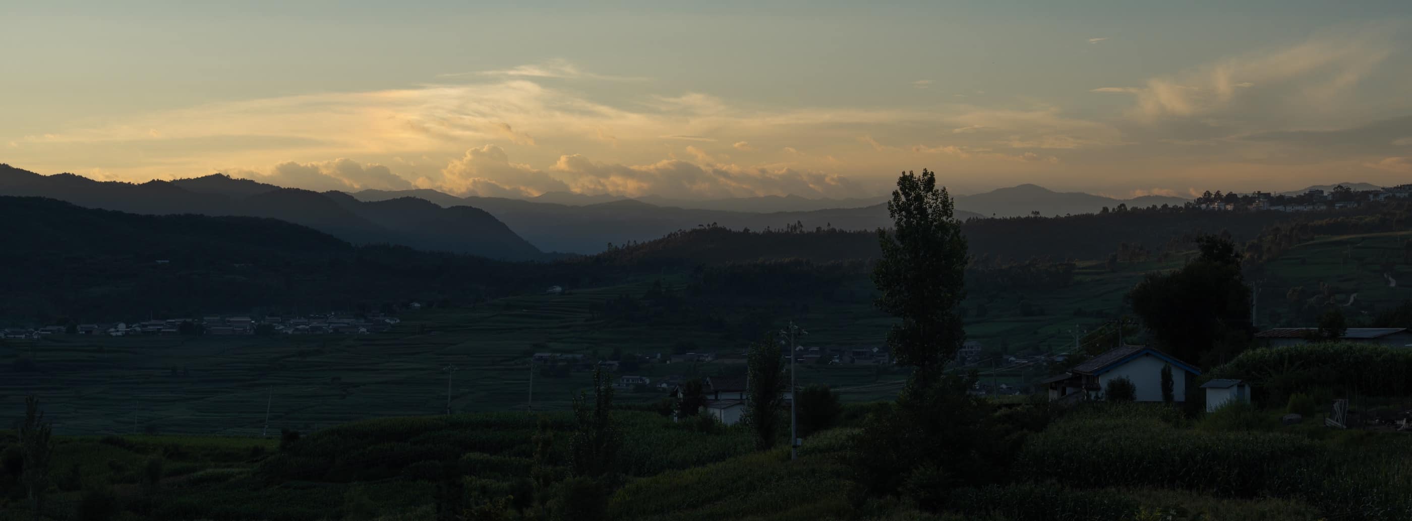 The last light settling behind a Dali ridgeline